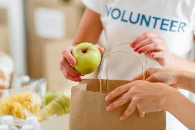 Voluntario preparando comida para donación