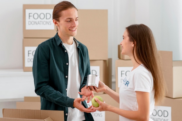 Voluntario repartiendo comida a personas necesitadas