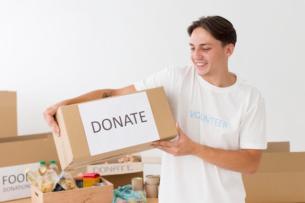 Voluntario sosteniendo una caja de donación