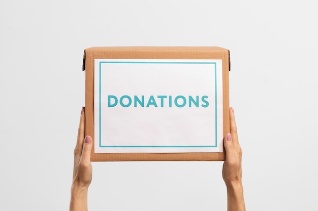 Voluntario sosteniendo una caja que contiene donaciones para caridad.