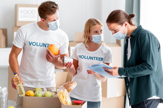 Voluntarios ayudando y empacando donaciones para el día mundial de la alimentación