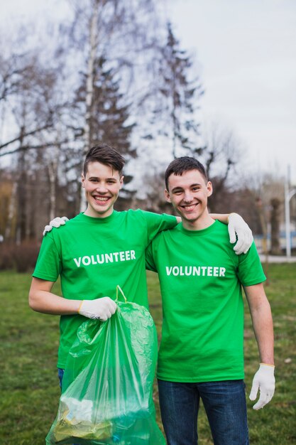 Voluntarios con basura