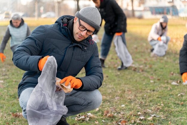 Voluntarios de cerca recogiendo basura