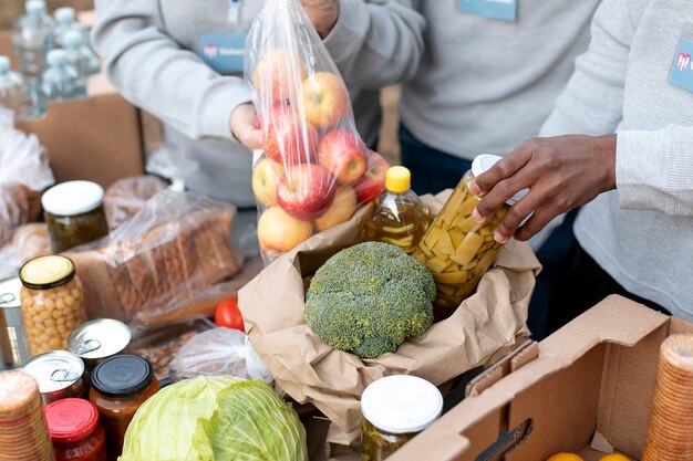 Voluntarios de cerca recolectando donaciones de alimentos