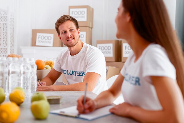 Voluntarios para el día de la comida preparando donaciones