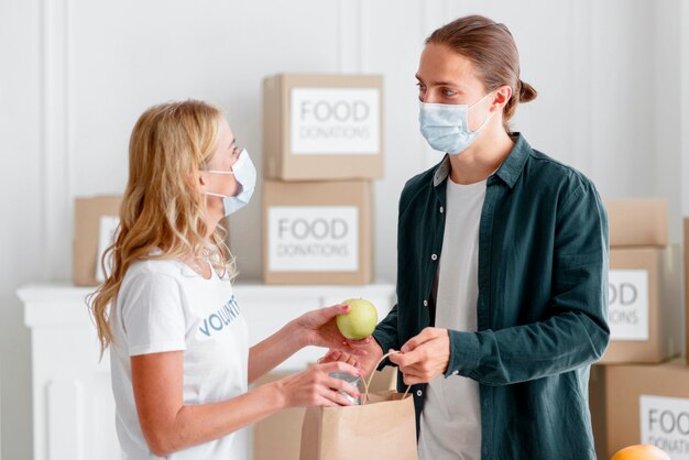 Voluntarios entregando donaciones para el día de la comida.