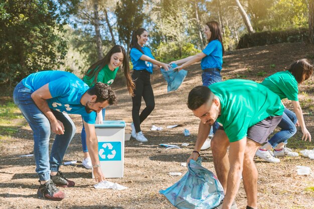 Voluntarios limpiando en bonitos bosques