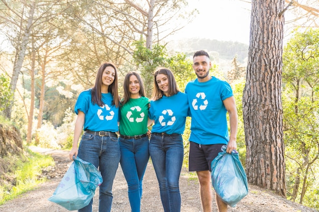 Foto gratuita voluntarios de pie en el bosque