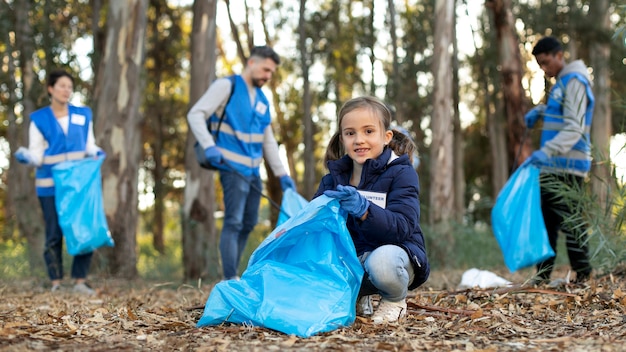 Foto gratuita voluntarios de plano completo trabajando juntos