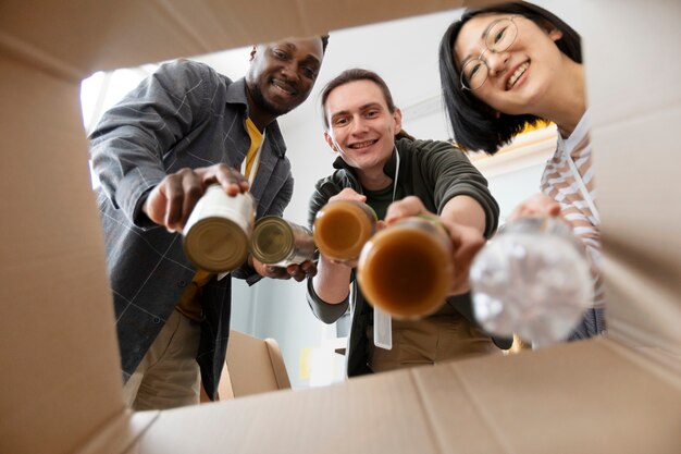 Voluntarios poniendo comida en cajas para donaciones benéficas