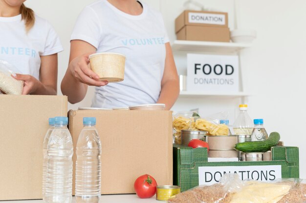 Voluntarios poniendo comida para donación en caja.