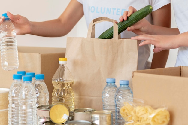 Voluntarios poniendo comida fresca para donación en bolsa