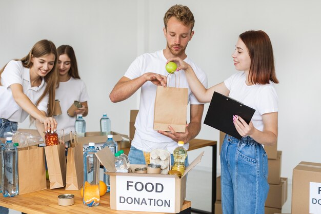 Voluntarios preparando cajas con comida para donación