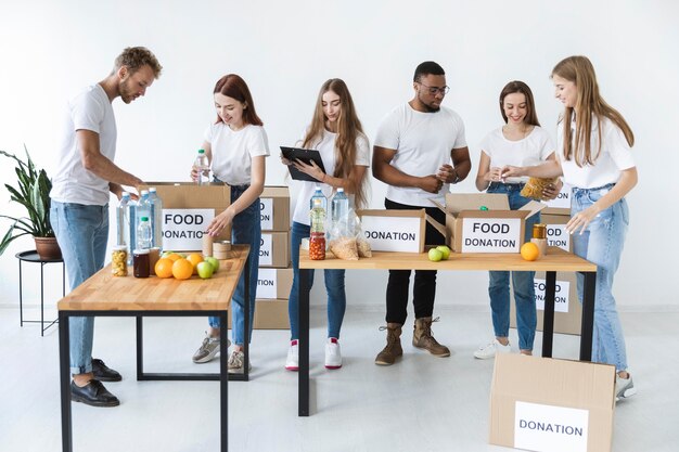 Voluntarios preparando cajas con provisiones para donación