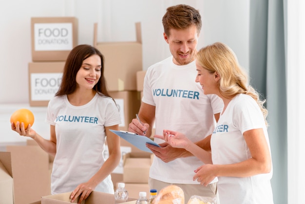 Voluntarios preparando donaciones de alimentos para caridad