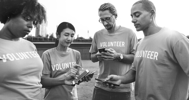 Voluntarios publicando en las redes sociales.