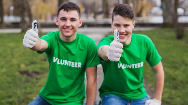 Foto gratuita voluntarios con pulgares levantados