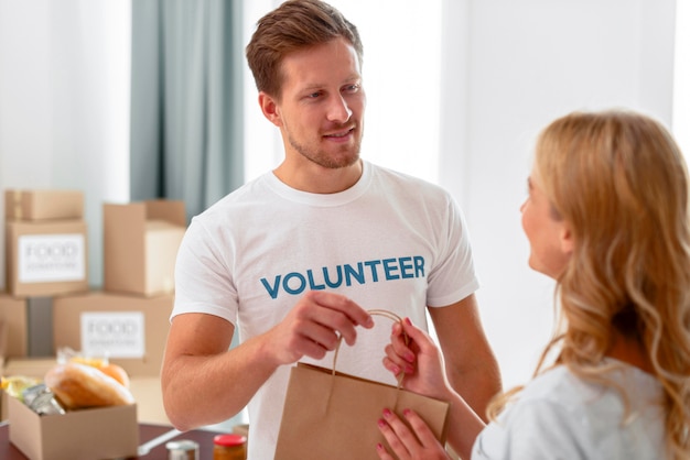 Foto gratuita voluntarios que trabajan en donaciones de alimentos.