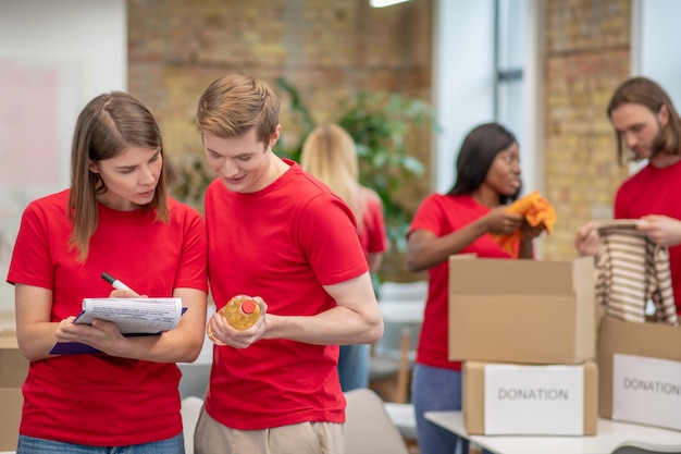 Voluntarios que trabajan en un punto de clasificación y parecen ocupados