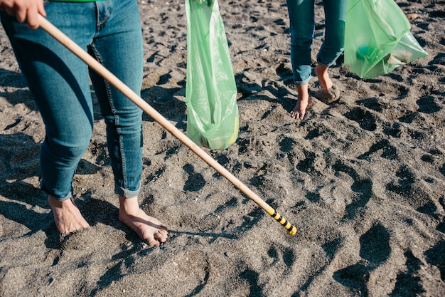 Voluntarios recogiendo basura en la arena