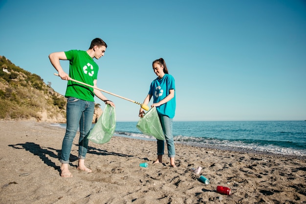 Voluntarios recogiendo basura en la playa