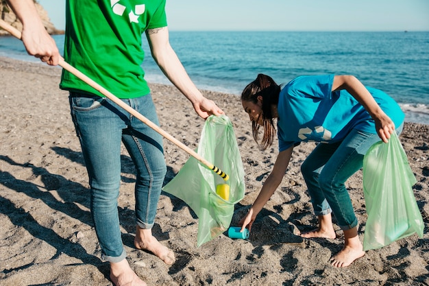 Foto gratuita voluntarios recogiendo basura en la playa