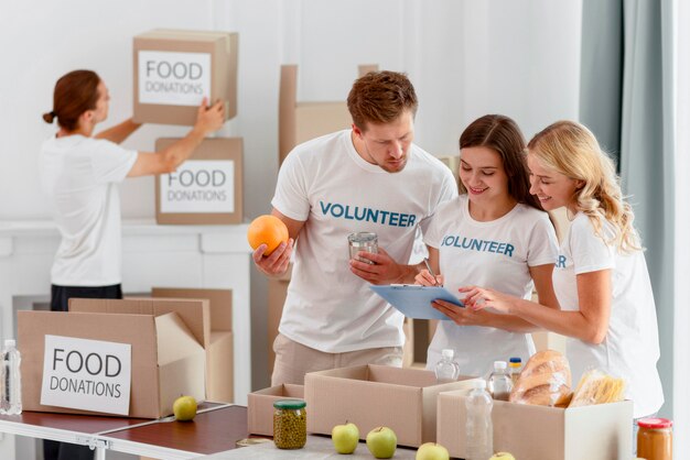 Voluntarios sonrientes preparando comida para la caridad