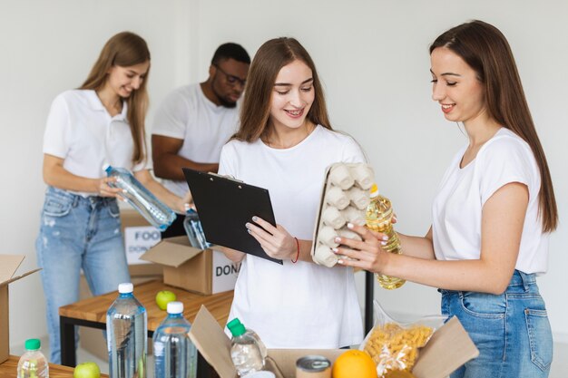 Voluntarios sonrientes preparando comida para donación