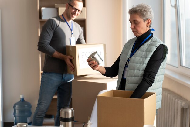 Voluntarios de tiro medio con cajas