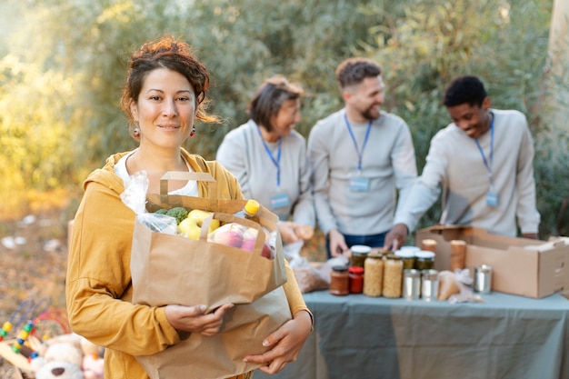 Voluntarios de tiro medio con donaciones de alimentos