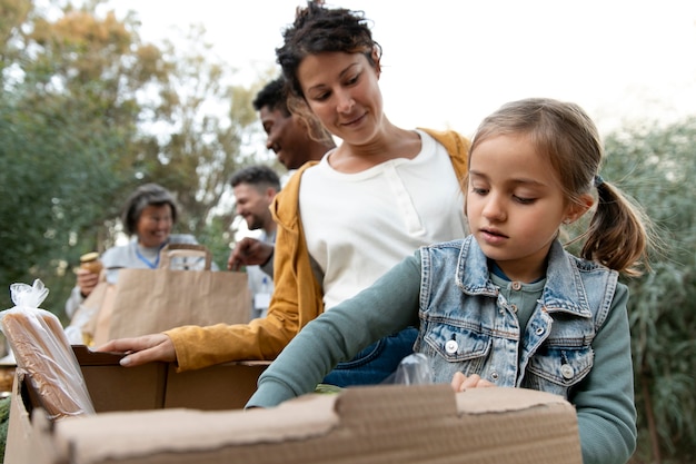 Voluntarios de tiro medio con donaciones