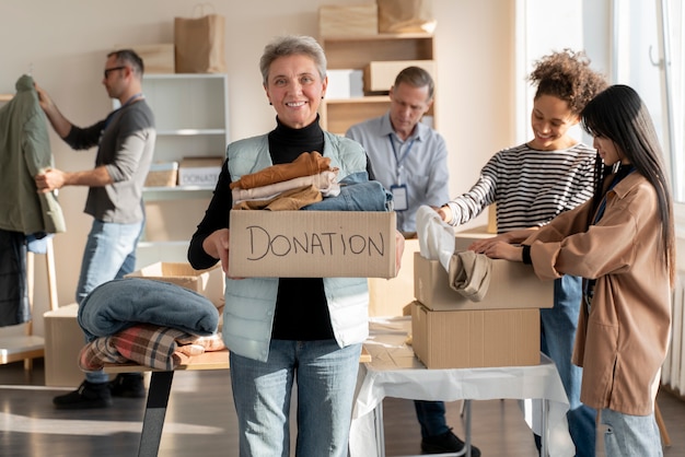 Foto gratuita voluntarios de tiro medio con donaciones