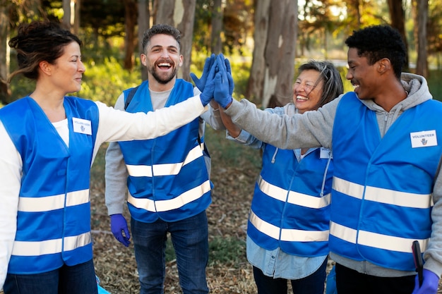 Voluntarios de tiro medio trabajando juntos