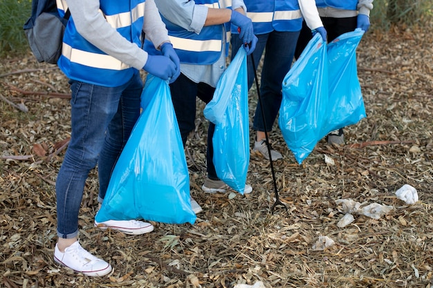 Foto gratuita voluntarios trabajando juntos de cerca