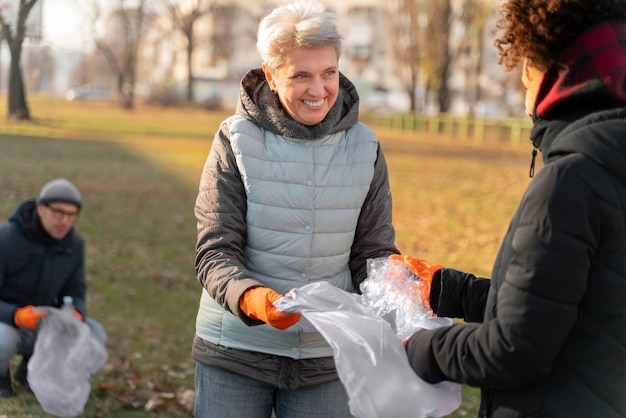 Voluntarios trabajando juntos de cerca