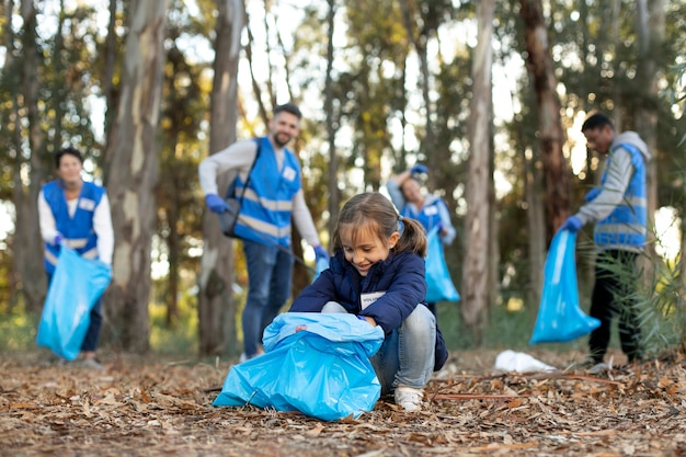 Foto gratuita voluntarios trabajando juntos full shot