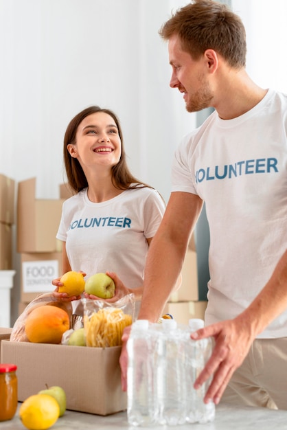 Voluntarios en el trabajo preparando donaciones de alimentos.