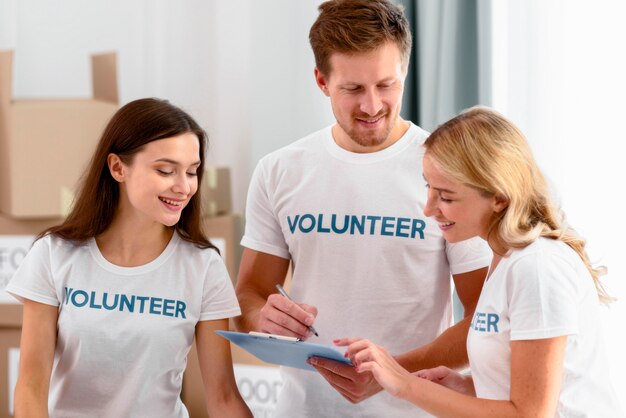 Voluntarios en el trabajo preparando donaciones para caridad