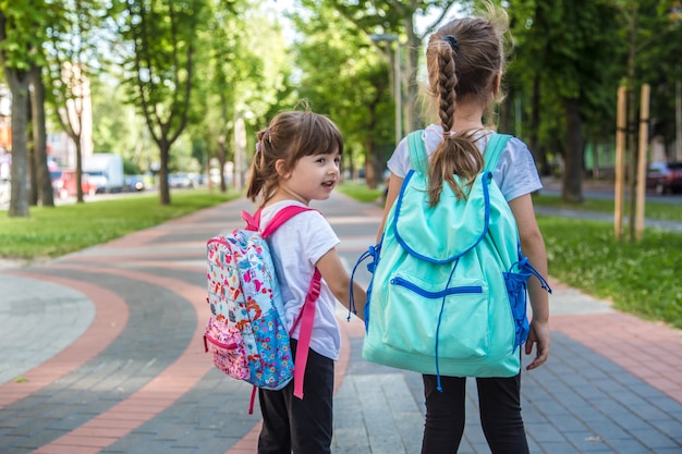 Volver al concepto de educación escolar con niñas, estudiantes de primaria.