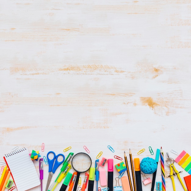 Foto gratuita volver al concepto de escuela con útiles escolares