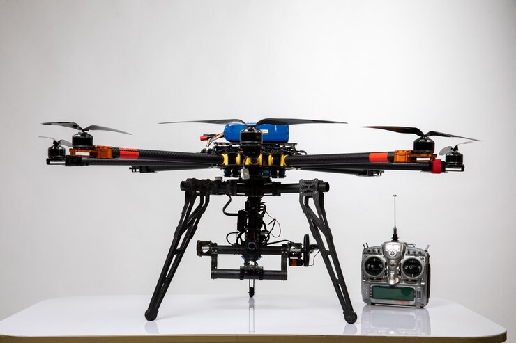 Foto gratuito vuelo de aviones no tripulados con joystick plateado