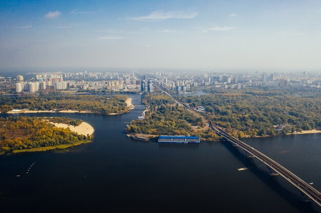 Vuelo sobre el puente en Kiev. Fotografía aérea