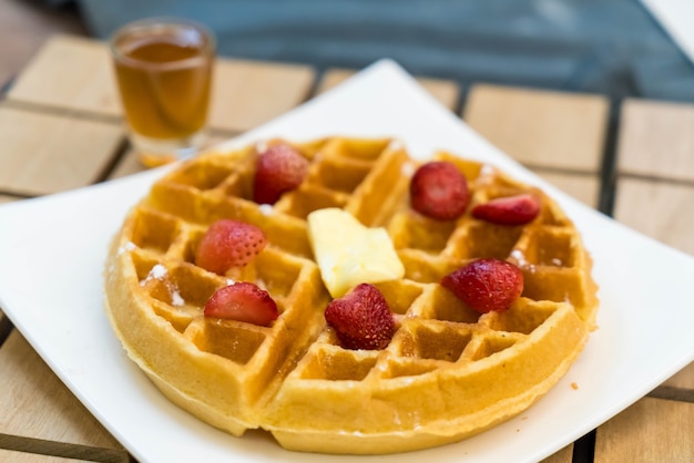 Waffle de mantequilla con miel y fresa