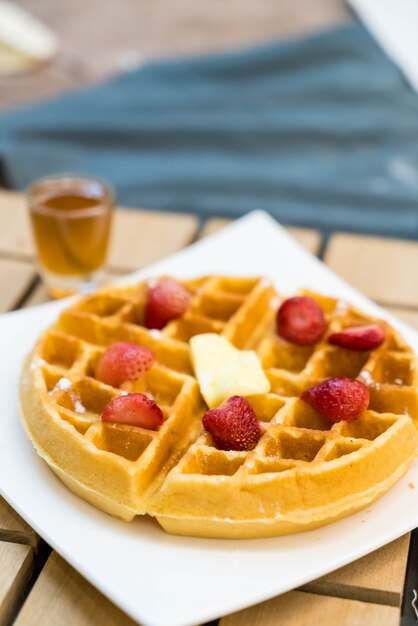 waffle de mantequilla con miel y fresa
