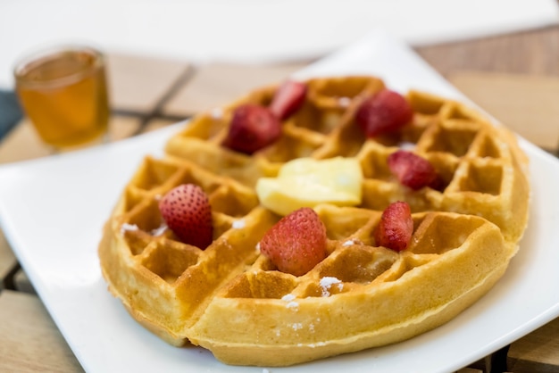 waffle de mantequilla con miel y fresa