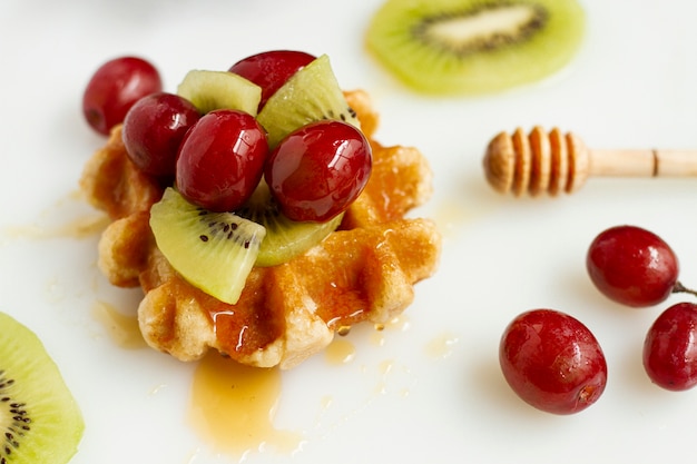 Waffle con mezcla de frutas y miel