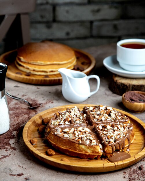 Waffle con salsa de chocolate y trozos de almendras