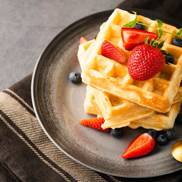 Waffles de alto ángulo con fresas y arándanos