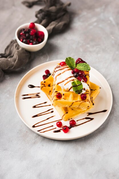 Waffles de alto ángulo con helado