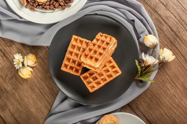 Waffles belgas en un plato negro